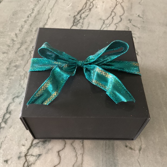 Set of Oyster Shell Salt & Pepper Dishes with Spoons & Glass Jars of Salt/Pepper - Picture 3 of 3